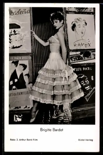 AK Brigitte Bardot im Petticoat vor Plakaten, Portrait
