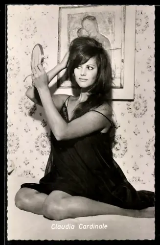 AK Claudia Cardinale im Babydoll mit Handspiegel, Portrait