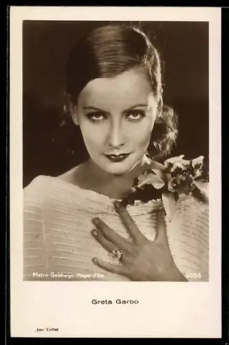 AK Greta Garbo mit Ansteckblumen und Ring, Portrait