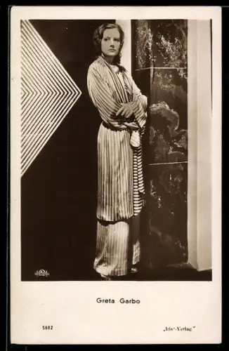 AK Schauspielerin Greta Garbo steht vor einer Wand