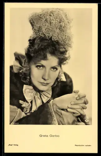 AK Greta Garbo mit gefalteten Händen, Kostüm-Portrait