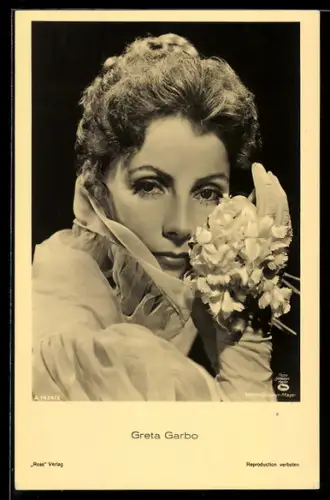 AK Schauspielerin Greta Garbo mit Blumen