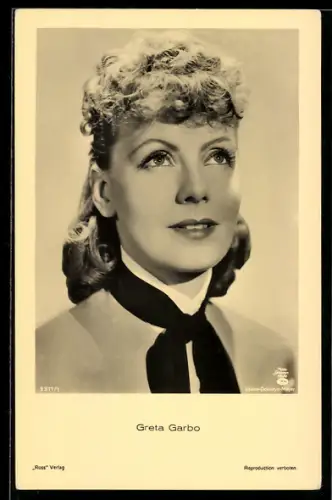 AK Schauspielerin Greta Garbo, Portraitaufnahme lächelnd