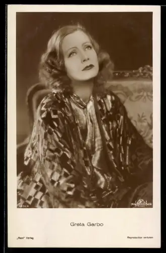AK Portrait Schauspielerin Greta Garbo mit melancholischem Blick