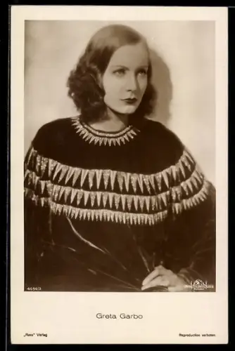 AK Schauspielerin Greta Garbo im winterlichen Pullover