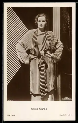 AK Schauspielerin Greta Garbo in einem gestreiften Ensemble