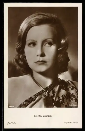 AK Schauspielerin Greta Garbo mit ernstem Blick und modischem Halsschmuck