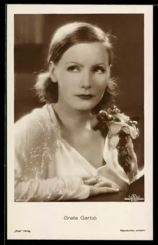 AK Schauspielerin Greta Garbo im Kleid