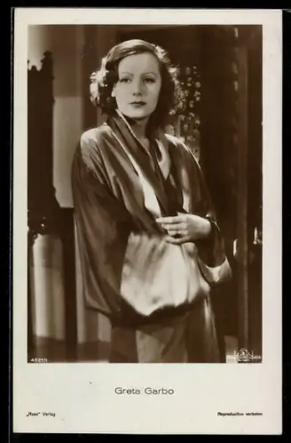 AK Portrait der Schauspielerin Greta Garbo in Seidenmantel gehüllt
