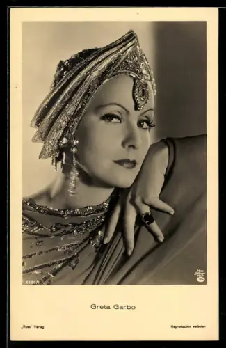 AK Schauspielerin Greta Garbo in dem Kostüm einer Filmrolle