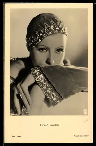 AK Greta Garbo mit verzierter Kappe und Ring, Kostüm-Portrait