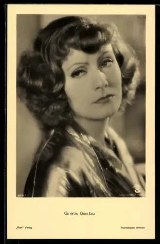 AK Schauspielerin Greta Garbo in glänzender Bluse mit blonden Locken