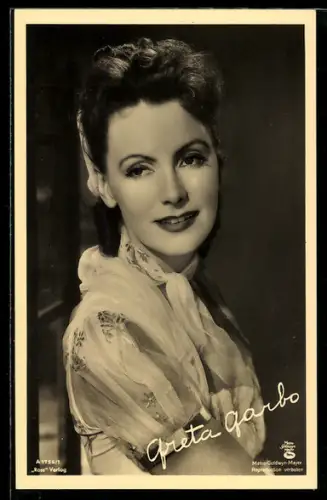 AK Greta Garbo lächelt in einer Filmszene, Portrait