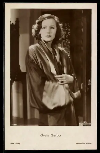 AK Portrait der Schauspielerin Greta Garbo in Seidenmantel gehüllt