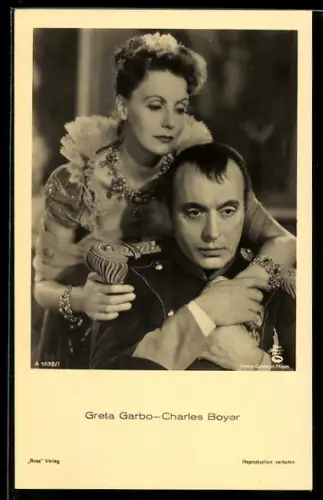 AK Greta Garbo und Charles Boyer in einer Filmszene, Portrait