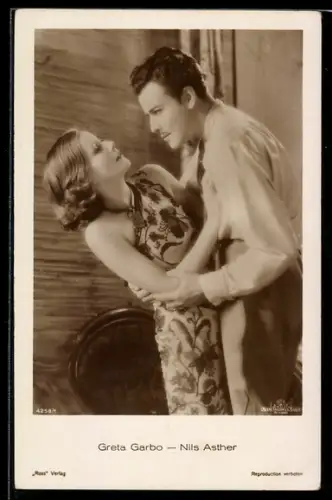 AK Schauspieler Greta Garbo und Schauspieler Nils Asther in widerwilliger Umarmung