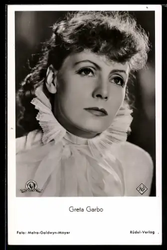 AK Schauspielerin Greta Garbo in weisser Bluse