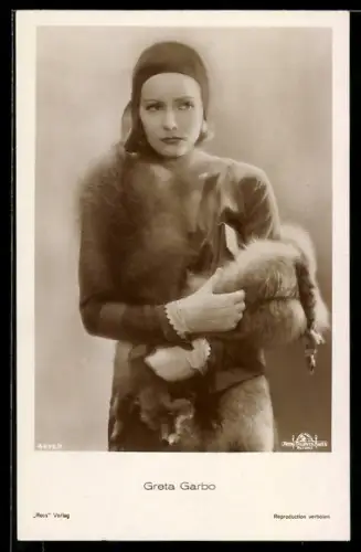 AK Schauspielerin Greta Garbo mit Haube und Pelz