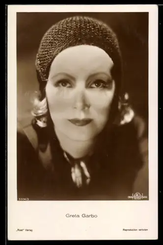 AK Schauspielerin Greta Garbo blickt gradeaus ins Bild