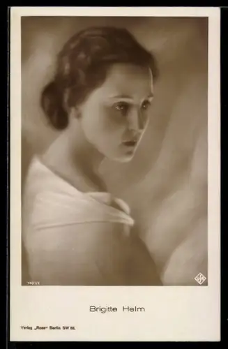 AK Brigitte Helm mit ernstem Blick und Duttfrisur, Portrait