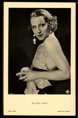AK Brigitte Helm mit Ohrhängern in einer Filmszene, Portrait