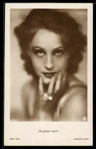 AK Schauspielerin Brigitte Helm mit unverwandtem Blick in die Kamera