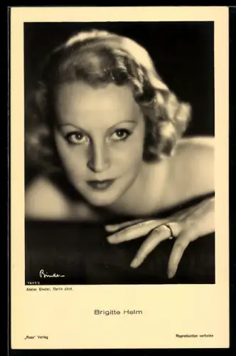 AK Brigitte Helm, inniges Portrait der Schauspielerin mit wachem Blick