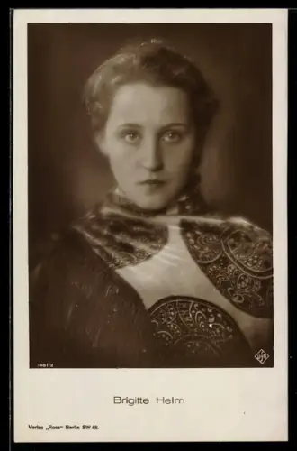 AK Brigitte Helm mit ernstem Gesicht, Kostüm-Portrait