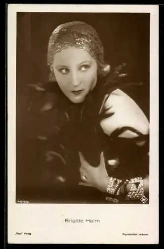 AK Schauspielerin Brigitte Helm bedeckt sich mit Federn und trägt Brilliantarmbänder