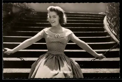 AK Romy Schneider schaukelt im Sommerkleid auf der Kette vor einer Freitreppe