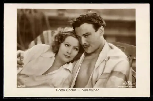 AK Schauspieler Nils Asther mit Schauspielerin Greta Garbo im Arm