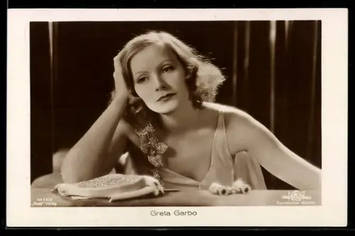 AK Schauspielerin Greta Garbo in nachdenklicher Pose