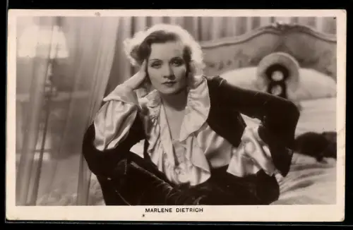 AK Schauspielerin Marlene Dietrich im Kostüm