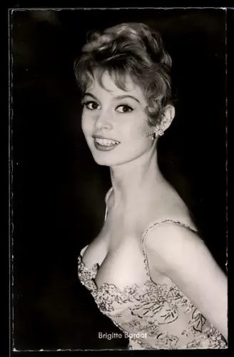 AK Brigitte Bardot lächelt im enganliegendem Trägerkleid, Portrait