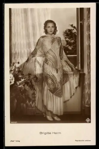 AK Schauspielerin Brigitte Helm im luftigen Kleid, bekannt aus dem Film Metropolis