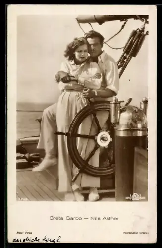 AK Schauspieler Greta Garbo und Nils Asther auf einem Segelschiff