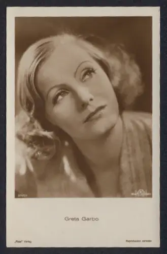 AK Schauspielerin Greta Garbo, verträumt gen Himmel blickend