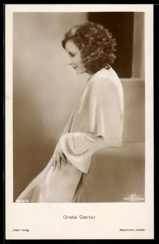AK Schauspielerin Greta Garbo in der Garderobe einer Filmrolle