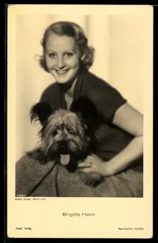 AK Brigitte Helm lächelt mit Hund auf dem Schoss, Portrait