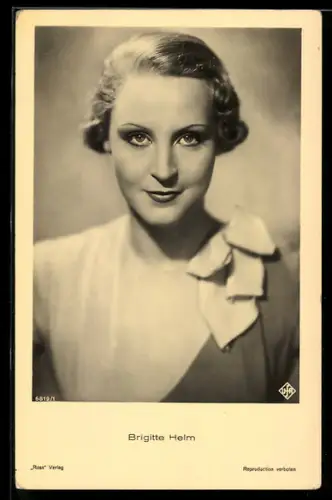 AK Brigitte Helm, die Schauspielerin blickt mit hell leuchtenden Augen in die Kamera