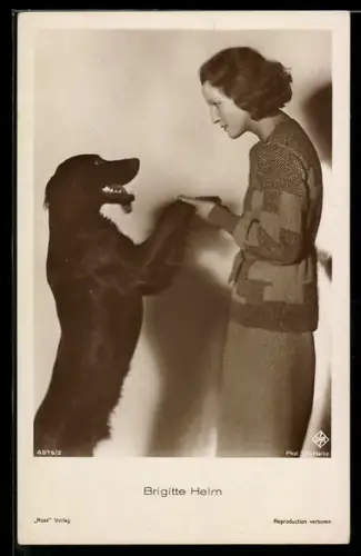AK Schauspielerin Brigitte Helm mit ihrem Hund