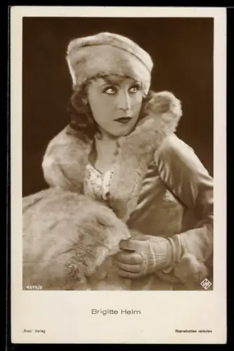 AK Schauspielerin Brigitte Helm im Samtkleid und Pelz, nach oben blickend