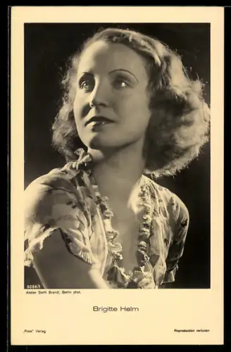 AK Brigitte Helm in einer kurzärmeligen Rüschenbluse, Portrait