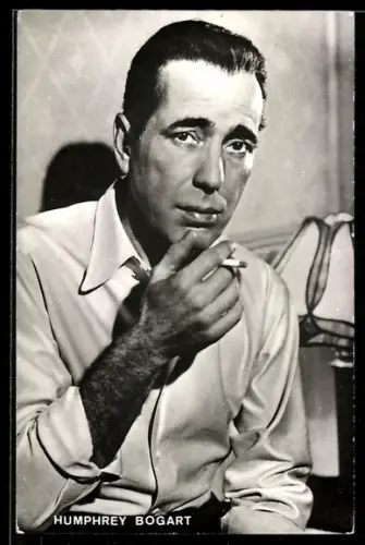 AK Humphrey Bogart raucht eine Zigarette mit ernstem Gesicht, Portrait