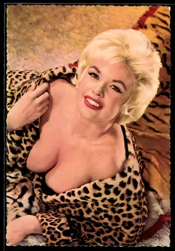 AK Jayne Mansfield zeigt ihren Ausschnitt im Leopardenmantel