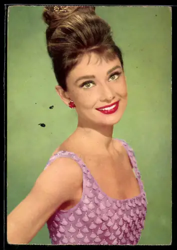 AK Schauspielerin Audrey Hepburn mit bezauberndem Lächeln