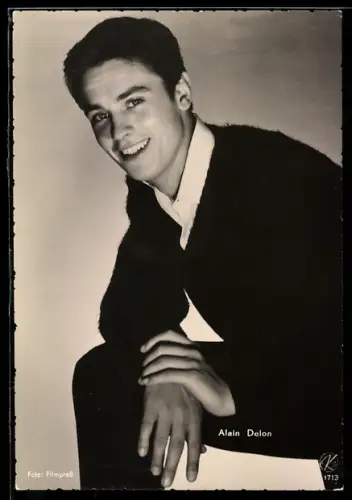 AK Alain Delon lächelt in legerer Haltung, Portrait