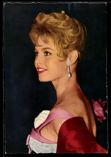 AK Schauspielerin Brigitte Bardot mit blonden Haaren
