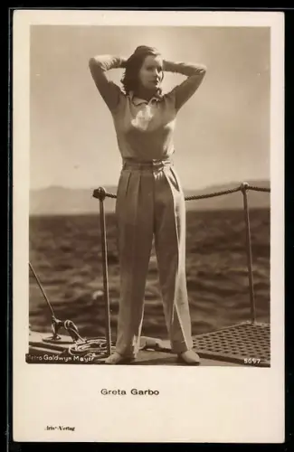 AK Schauspielerin Greta Garbo auf einem Boot
