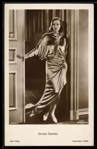 AK Schauspielerin Greta Garbo im schimmernden Kleid